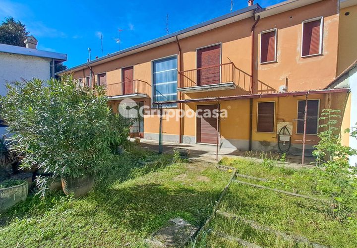 Villa a Magenta, Milan, Magenta - € 215.000 | Ref: Cortile indipendente con due appartamenti via Leopardi 37, Magenta - foto 1