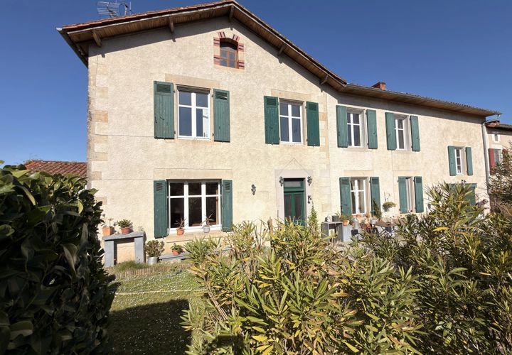 Villa a Benest, Charente, Benest - € 214.000 | Ref: BVI85193 - foto 1