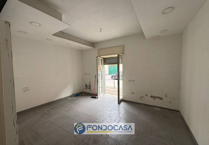 L'establiment comercial a Sant'Antimo, Naples, Sant'Antimo - € 450/mes | Ref: loc comm-corso michelangelo - foto 1