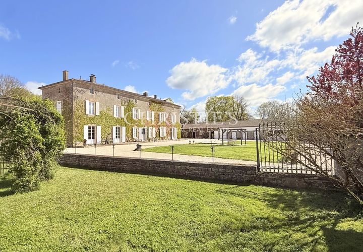 Villa a Aigre, Charente, Aigre - € 795.000 | Ref: NH1036 - foto 1
