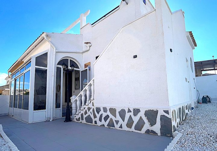 Villa en Punta Prima, Alicante, Punta Prima - € 209.950 | Ref: 23JJ01102 - photo 1