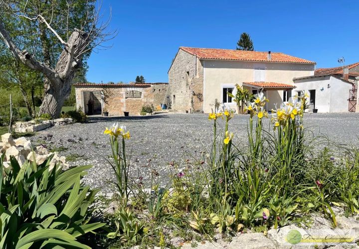 Herregård i Aigre, Charente, Aigre - € 113 000 | Ref: 9859 - foto 1