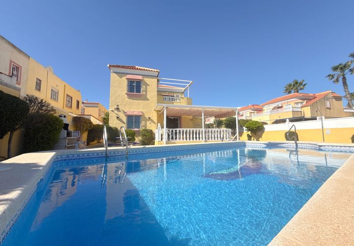 Villa en Cabo Roig, Alicante, Cabo Roig - € 344.950 | Ref: V-18829 - photo 1