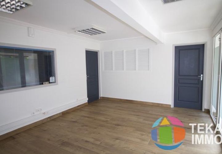 L'establiment comercial a Saint-Andre, La Reunion, Saint-Andre - € 17.400/mes | Ref: 6528 - foto 1
