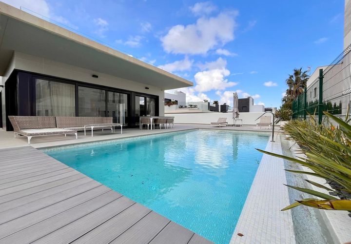 Villa Cabo Roigssa, Alicante, Cabo Roig - € 990 000 | Viite: 76-R4955854/76792 - valokuva 1