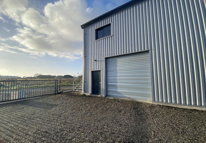 L'establiment comercial a Izon, Gironde, Izon - € 11.880/mes | Ref: 7670639 - foto 1