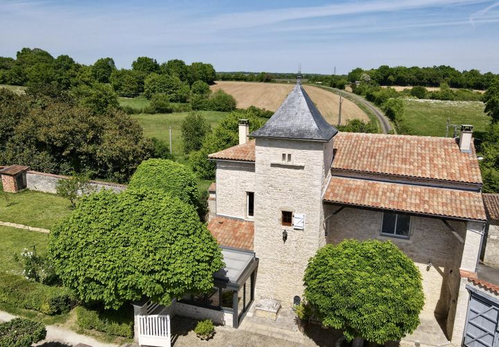 Villa a Ruffec, Charente, Ruffec - € 399.000 | Ref: BVI84892 - foto 1