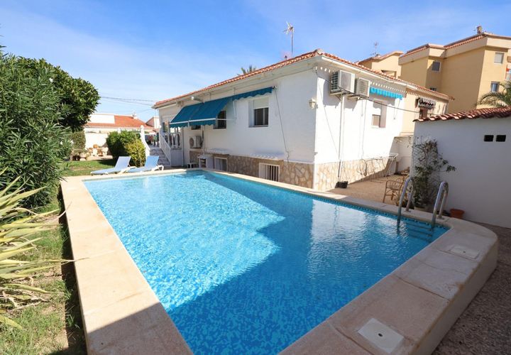 Villa en Punta Prima, Alicante, Punta Prima - € 485.000 | Ref: 747285 - photo 1