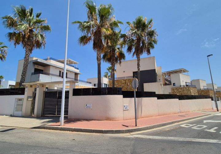 Villa a Torrevieja, Alicante, Torrevieja - € 785.000 | Ref: 746815 - foto 1
