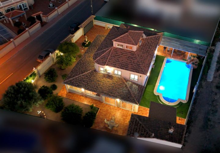 Villa i Torrevieja, Alicante, Torrevieja - € 645.000 | Ref: RO 18-2640 - foto 1