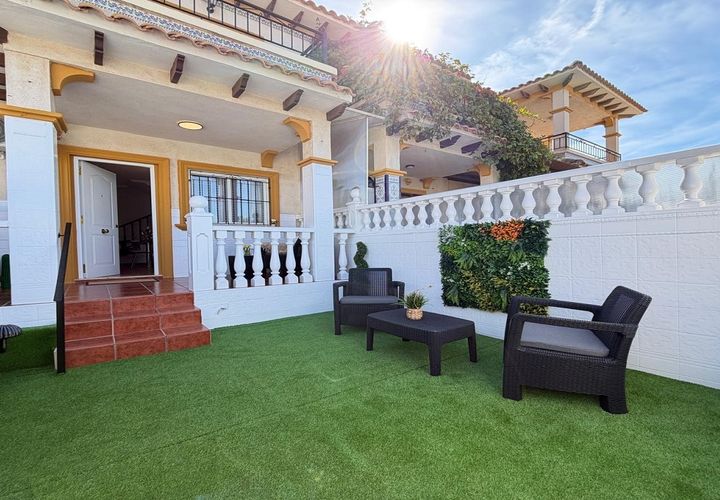 Rekkehus i Punta Prima, Alicante, Punta Prima - € 249 900 | Ref: WV2587 - foto 1