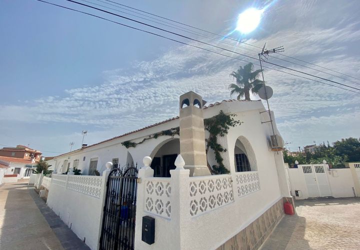 Villa a Torrevieja, Alicante, Torrevieja - € 850/mes | Ref: RENT-97M - foto 1