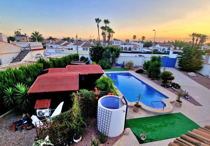 Villa a Torrevieja, Alicante, Torrevieja - € 2.500/mes | Ref: ER-03938A/866 - foto 1