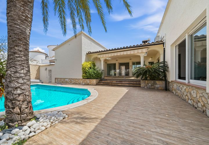 Villa i Empuriabrava, Gerona, Empuriabrava - € 18.000.000 | Ref: W-049TE0 - foto 1