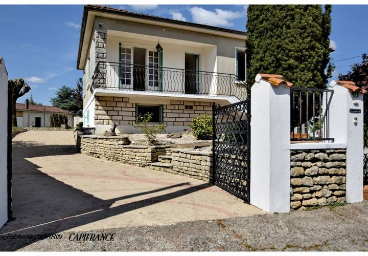 Villa a Aigondigne, Deux-Sevres, Aigondigne - € 180.000 | Ref: 340932727427 - foto 1