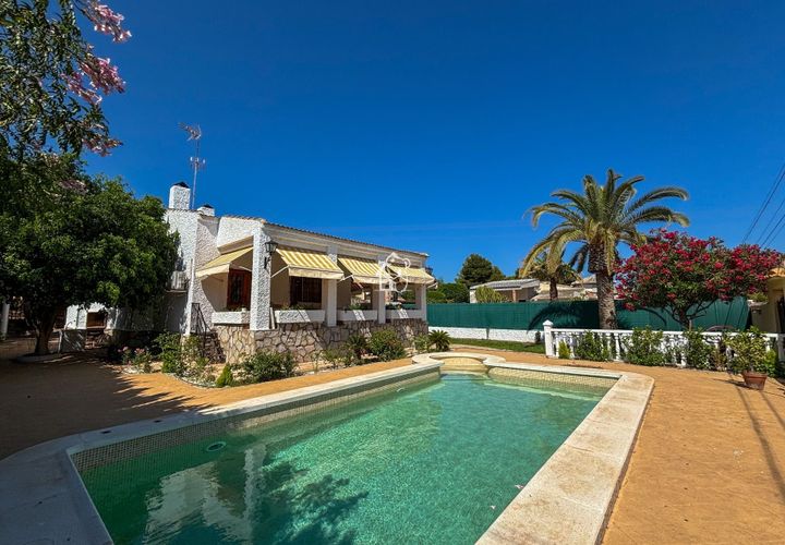 Villa a Torrevieja, Alicante, Torrevieja - € 2.500/mes | Ref: CHA00750 - foto 1