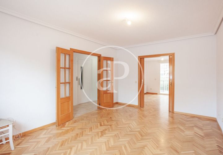 Villa a Barajas, Madrid, Barajas - € 2.800/mes | Ref: AMN2605007 - foto 1
