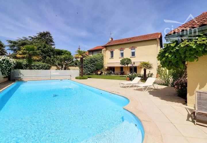 Villa a Montbrison, Loire, Montbrison - € 530.000 | Ref: 87043407 - foto 1