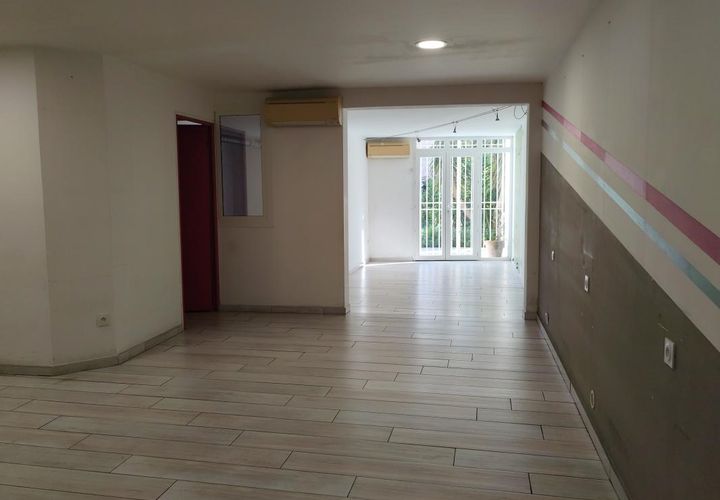 L'establiment comercial a Claira, Pyrenees-Orientales, Claira - € 8.760/mes | Ref: BarbeCommerce - foto 1