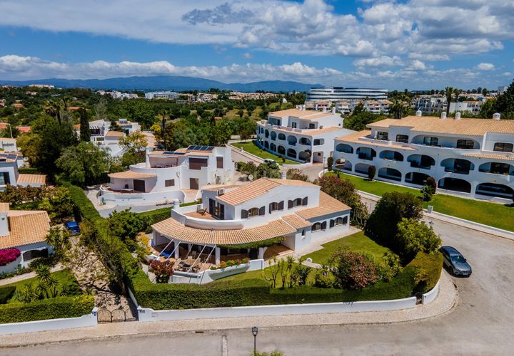 Villa i Alvor, Faro, Alvor - € 1.290.000 | Ref: C0240-03637 - foto 1