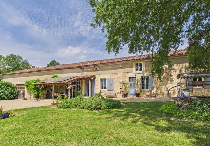 Villa a Montbron, Charente, Montbron - € 530.000 | Ref: BVI83362 - foto 1
