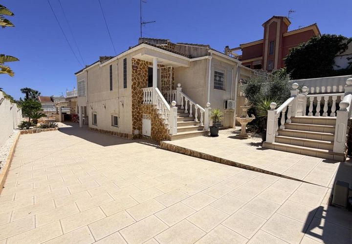 Villa a Torrevieja, Alicante, Torrevieja - € 599.000 | Ref: 783163 - foto 1