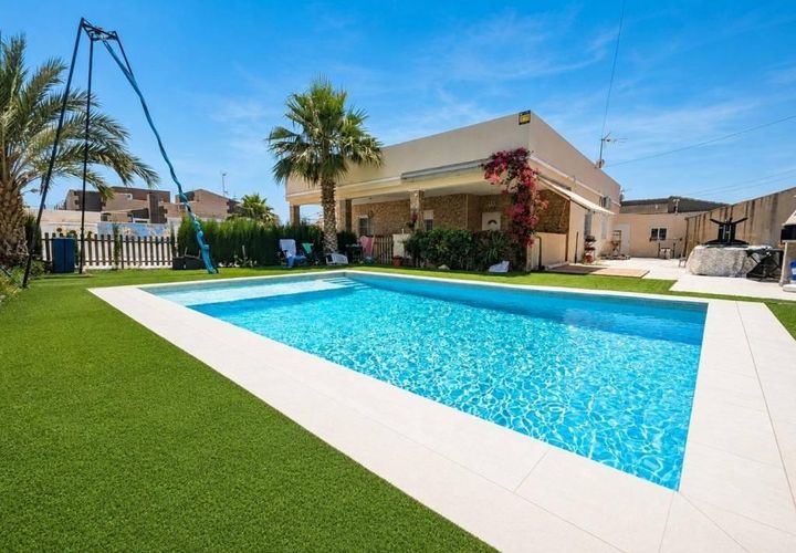 Villa a Torrevieja, Alicante, Torrevieja - € 440.000 | Ref: AM-02277/8919 - foto 1