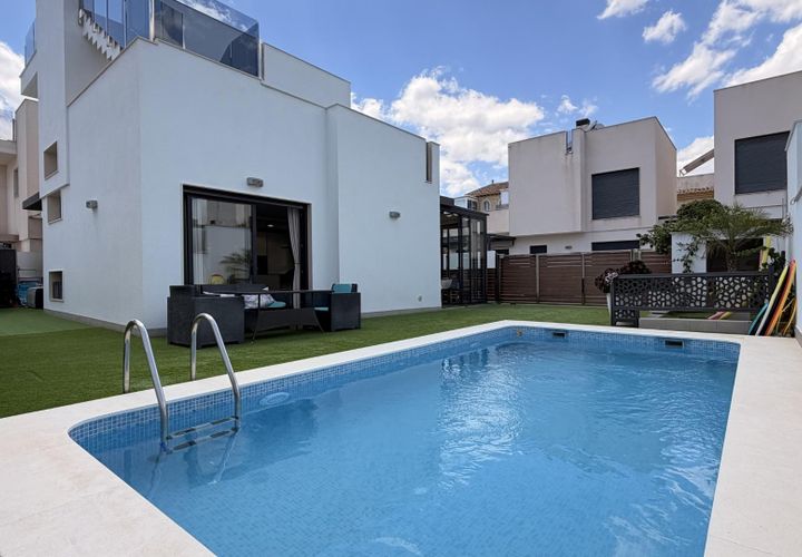 Villa a Torrevieja, Alicante, Torrevieja - € 559.000 | Ref: 35884 - foto 1