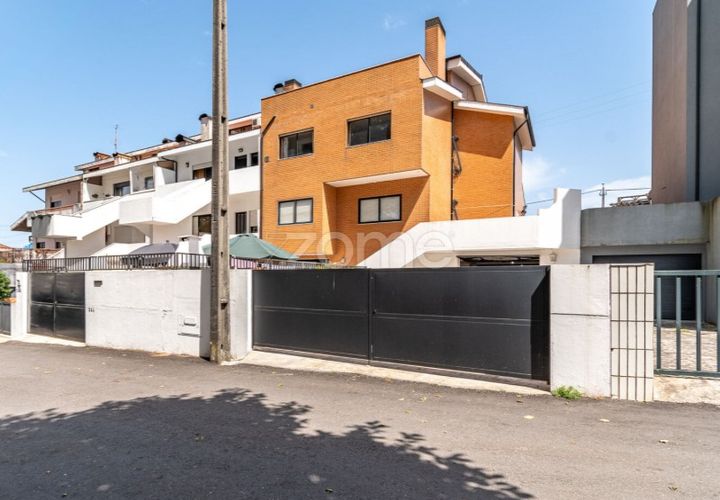 Villa em Oliveira do Douro, Porto, Oliveira do Douro - € 630.000 | Ref: ZMPT589483 - foto 1