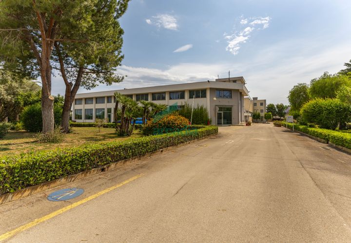 L'establiment comercial a Modugno, Bari, Modugno - € 4.000.000 | Ref: 12060/2026 - foto 1