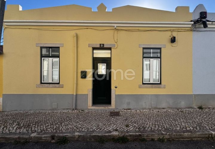Villa a Amadora, Lisbon, Amadora - € 1.200/mes | Ref: ZMPT590083 - foto 1