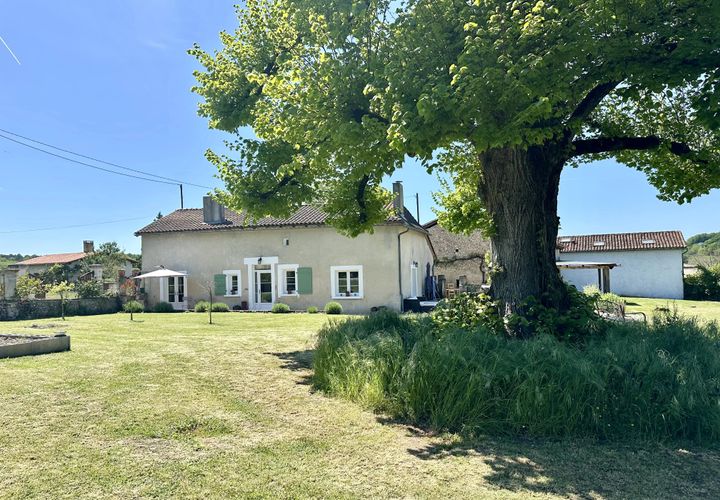 Villa in Bonnes, Charente, Bonnes - € 395.000 | Ref: BVI85217 - foto 1
