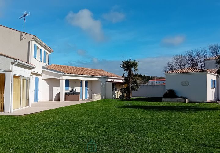 Villa a Saint-Sulpice-de-Royan, Charente-Maritime, Saint-Sulpice-de-Royan - € 577.000 | Ref: 86D2B1B8520F438D - foto 1