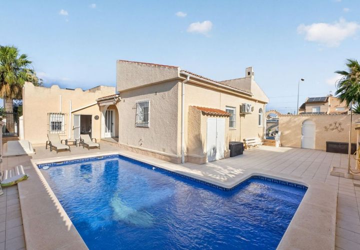 Villa a Torrevieja, Alicante, Torrevieja - € 359.000 | Ref: 200-4896 - foto 1