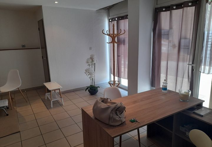 L'establiment comercial a Aubenas, Ardeche, Aubenas - € 3.336/mes | Ref: LES_TAVELLES - foto 1