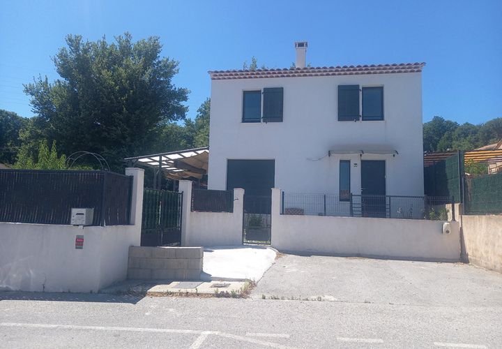 Villa a Sainte-Tulle, Alpes-de-Haute-Provence, Sainte-Tulle - € 1.500/mes | Ref: 830033514751 - foto 1