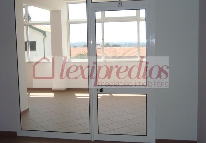 L'establiment comercial a Oliveira do Bairro, Aveiro, Oliveira do Bairro - € 250/mes | Ref: AG 2223-07 - foto 1