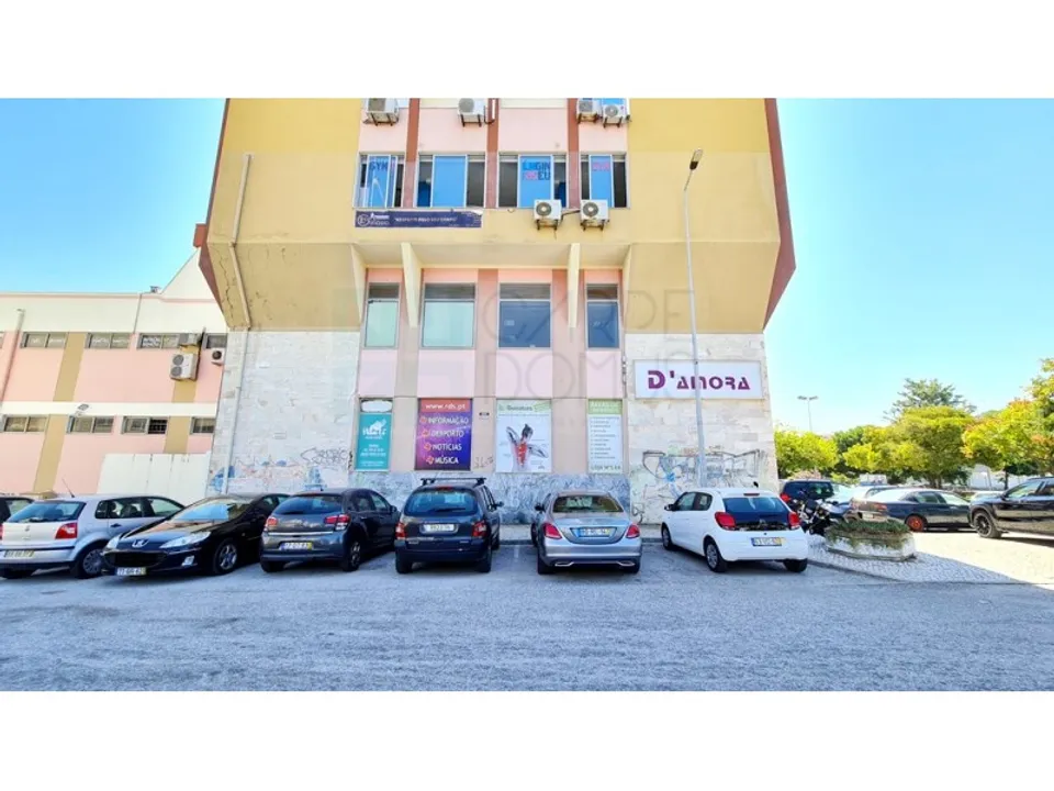 Commercial property in Amora, Setubal - photo 1