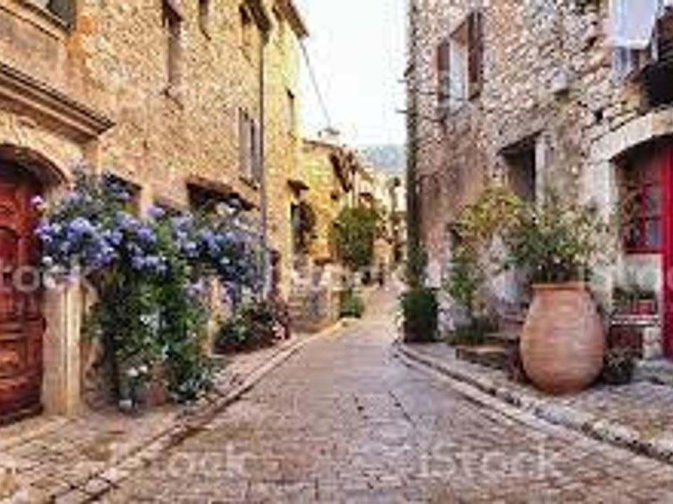 Erhvervsejendom i La Roquette-sur-Siagne, Alpes-Maritimes - foto 1