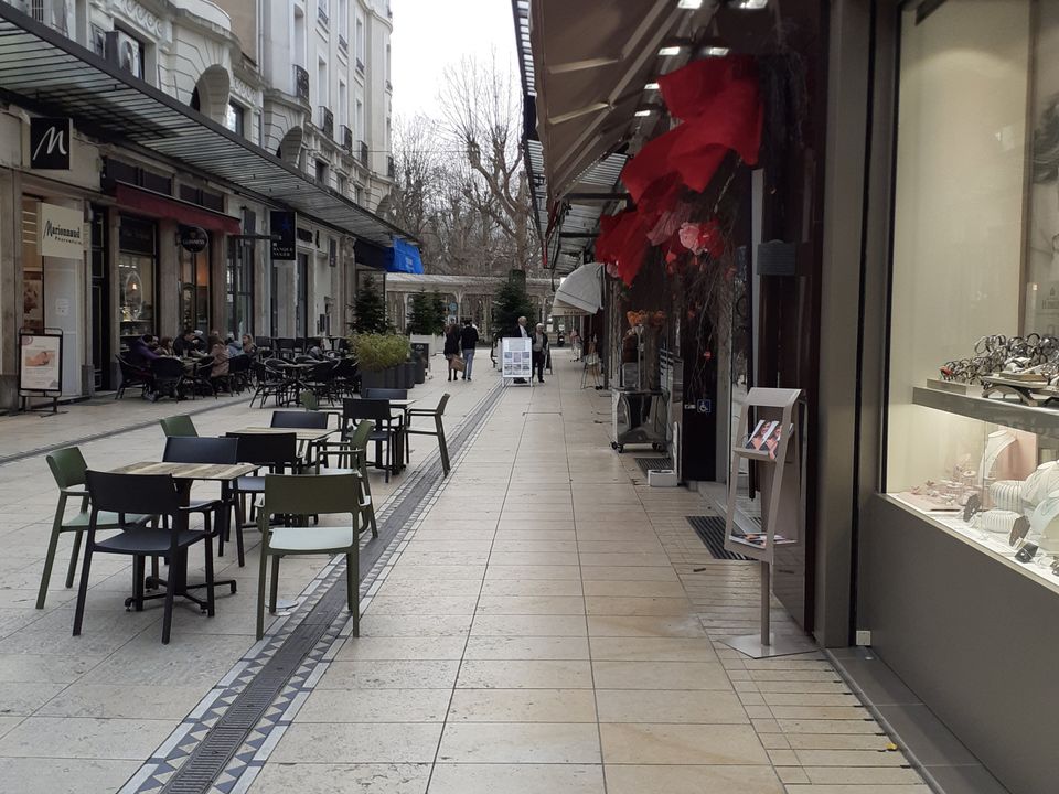 Erhvervsejendom i Vichy, Allier - foto 1