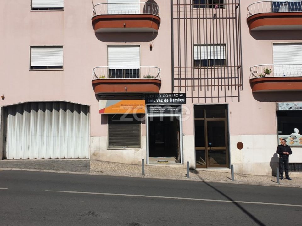 Erhvervsejendom i Amadora, Lisbon - foto 1
