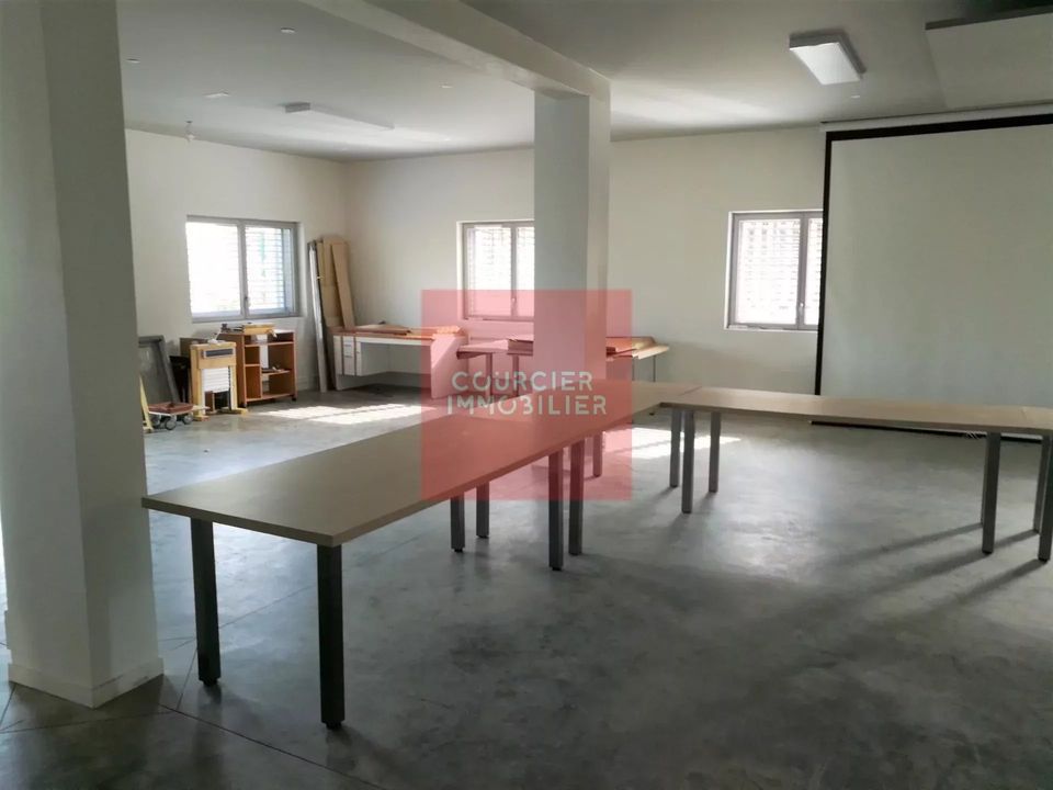 Commercial property in Coignières, Yvelines - photo 1