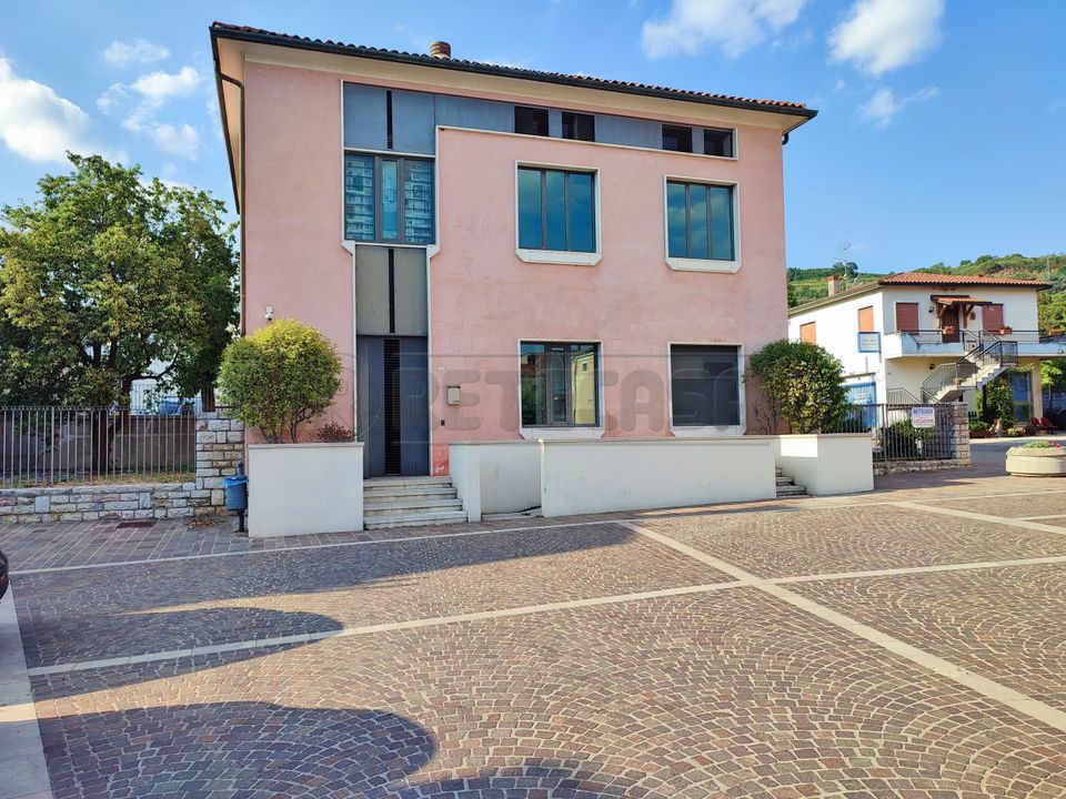 L'establiment comercial a Gambellara, Vicenza - foto 1
