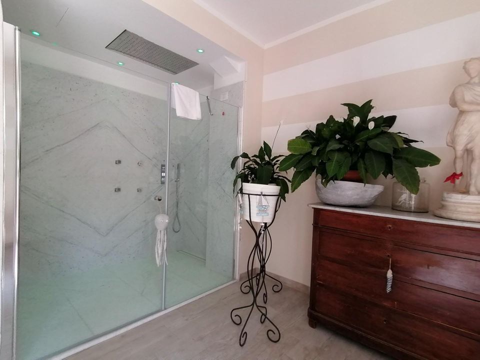 Erhvervsejendom i Carrara, Massa and Carrara - foto 4