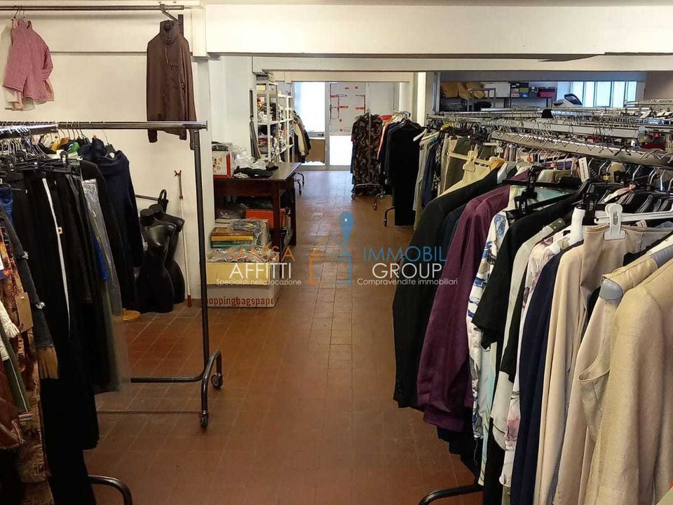 Erhvervsejendom i Carrara, Massa and Carrara - foto 4