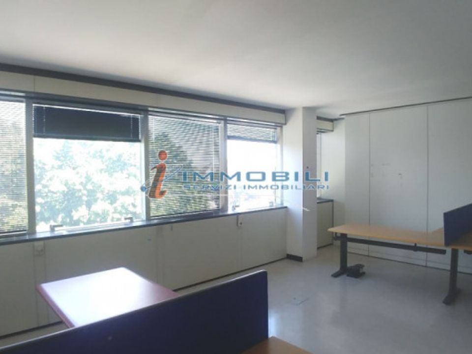 L'establiment comercial a Vimodrone, Milan - foto 5