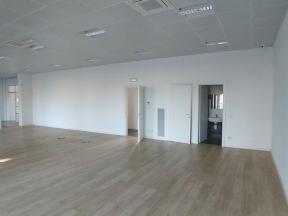 Erhvervsejendom i Bernareggio, Monza and Brianza - foto 2