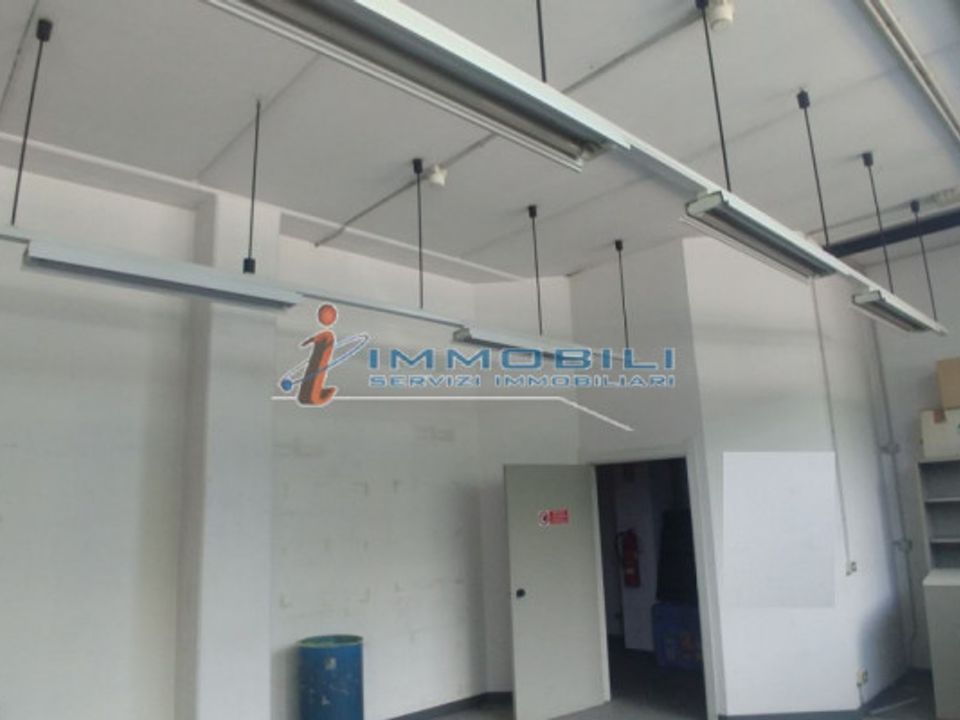 L'establiment comercial a Vimodrone, Milan - foto 2