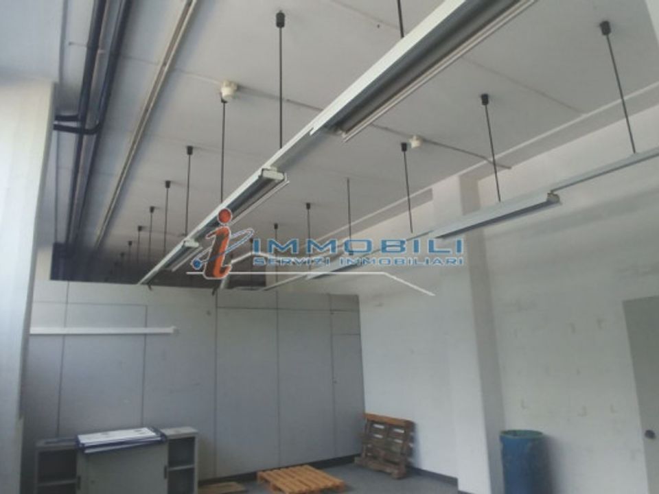 L'establiment comercial a Vimodrone, Milan - foto 3
