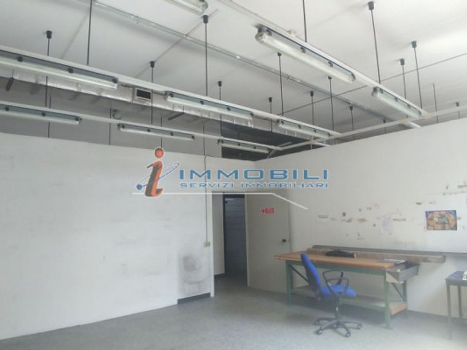 L'establiment comercial a Vimodrone, Milan - foto 4